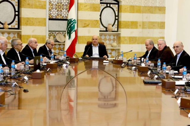 المجلس الأعلى للدفاع دعا اللبنانيين الى التشبث بالتزامهم بحس المسؤولية الوطنية العليا وطمأنهم الى توافر المواد والإمكانات اللازمة كافة لضمان أمنهم الحياتي والمعيشي